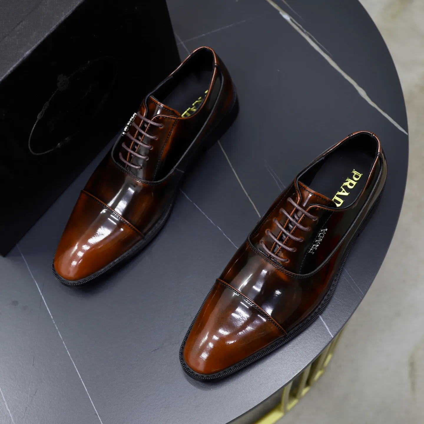 Ex-factory price: 540💰🙅‍♂️🙅‍♂️🙅‍♂️ Brand: PRADA Standard code: Men's code 38-44 (45 can be customized) Grade: Same style as the official website Original order quality Material: Original cowhide surface Comfortable cowhide lining Original outsole Style category: Men's fashionable casual leather shoes Distinguished big-name luxury elements Top luxury Color: actual picture color